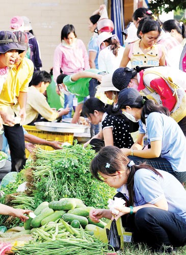 Minimum wage to increase 12.4 percent in 2016. Workers buy vegetables at a market in HCMC (Photo: SGGP) Minimum wage to increase 12.4 percent in 2016. Workers buy vegetables at a market in HCMC (Photo: SGGP)